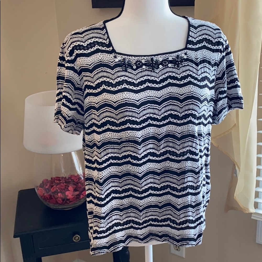 ⭐️ 3 for $25 - Black and white flower shirt